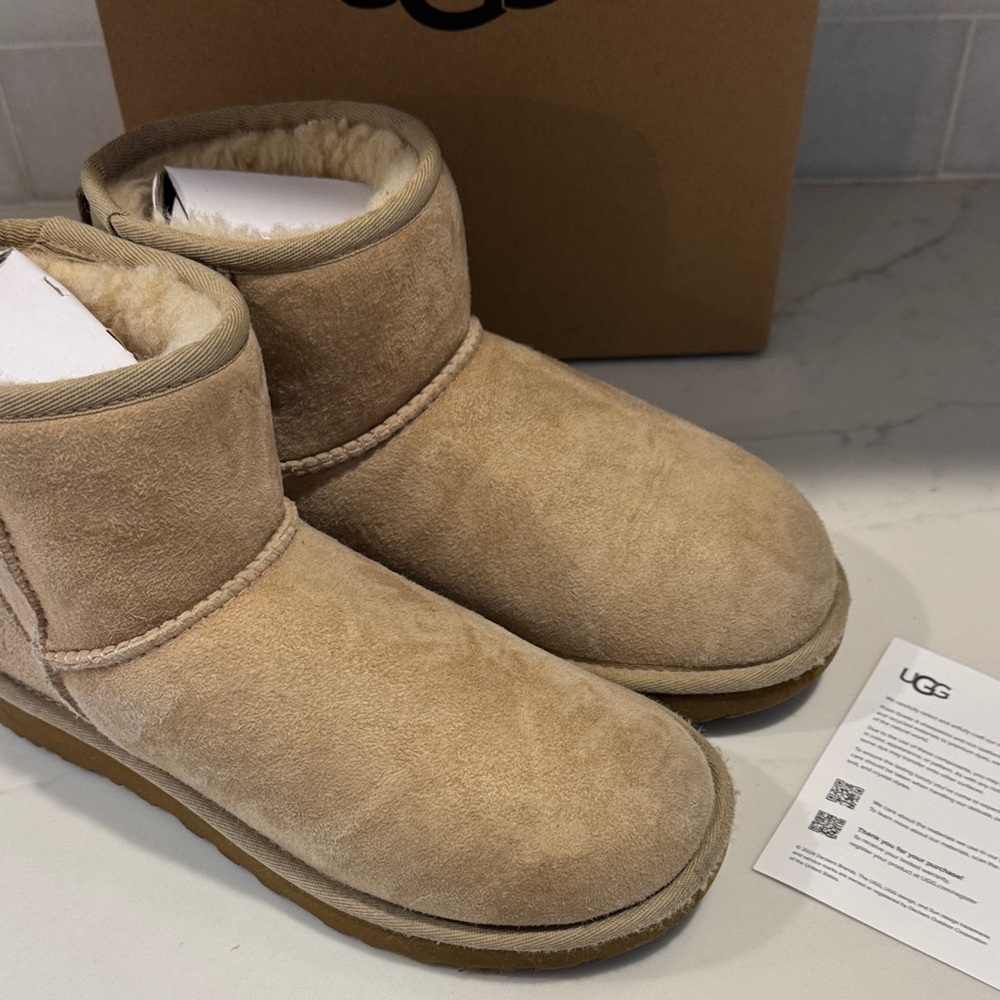 UGG Classic Short Tan Boots ULTRA MINI TAN EUC LIKE NEW WORN 3x RETAIL $160 SZ 6